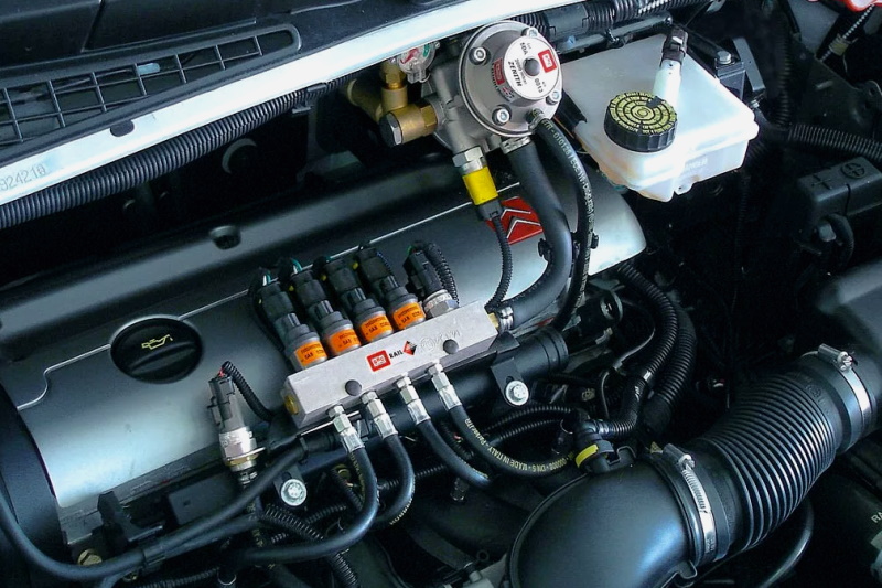 Bilen stanser når du trykker på gasspedalen