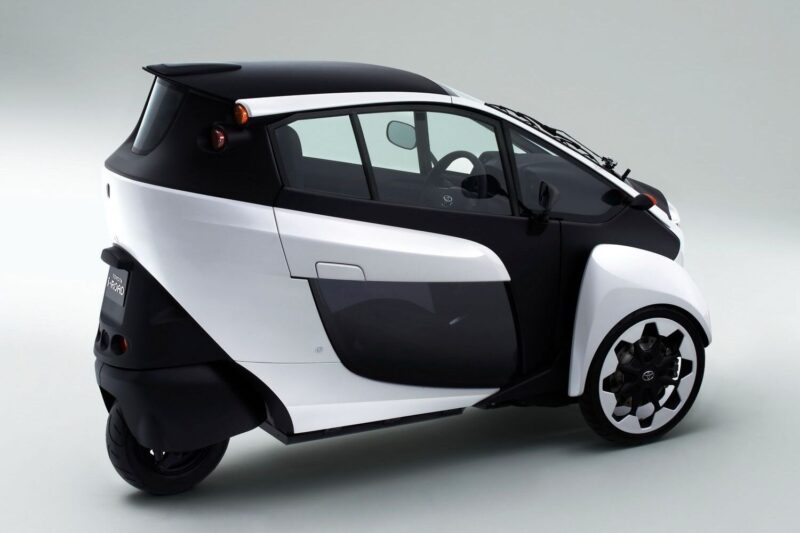 Toyota i-Road. Mellom en bil og en motorsykkel